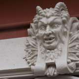 Anche qui ci troviamo in presenza di un edificio particolare, con un portone d�ingresso su cui compare un suggestivo mascherone apotropaico che ritrae un demone